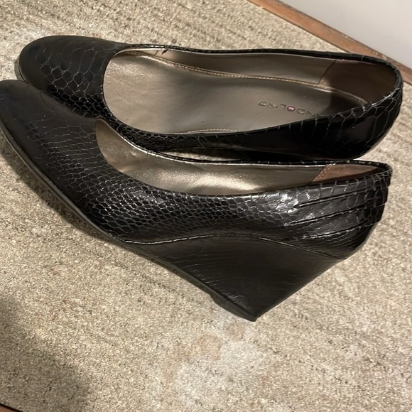 Bandolino Women’s Wedges Black Size 7.5 Textured Leather Rounded Toe - Picture 1 of 11